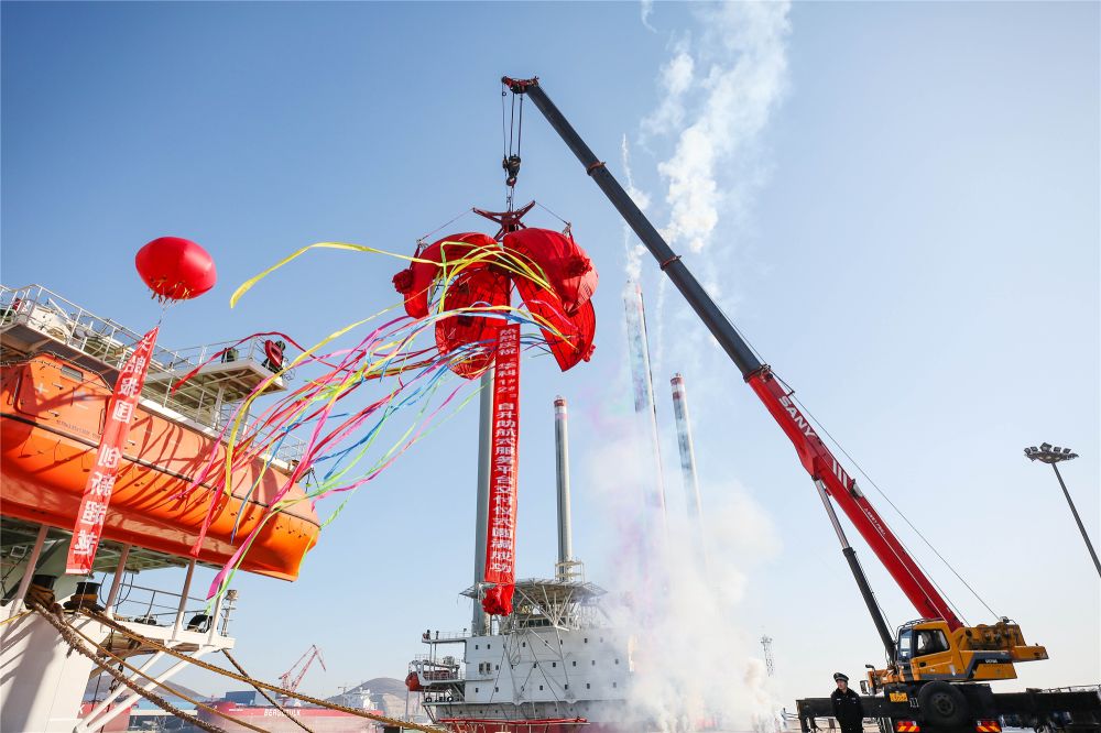 渤船重工建造的华科1号、2号自升助航式作业平台命名交工
