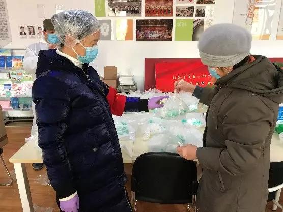 为楼栋分发口罩，并为包装袋消毒