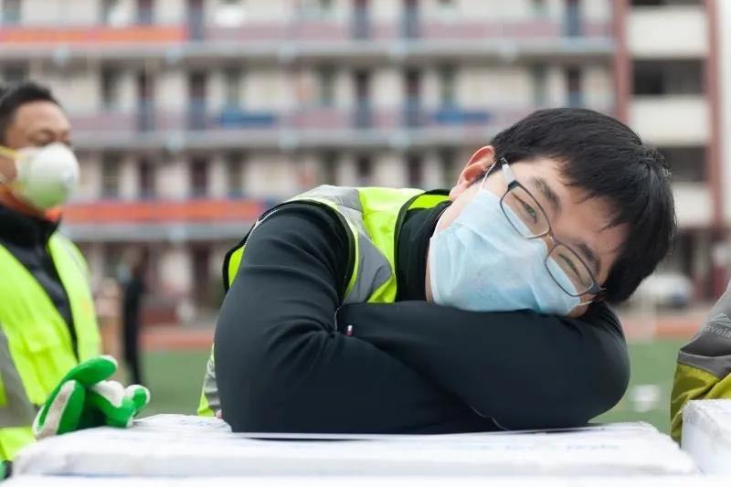 志愿者贾威：“累了，趴下歇会儿”